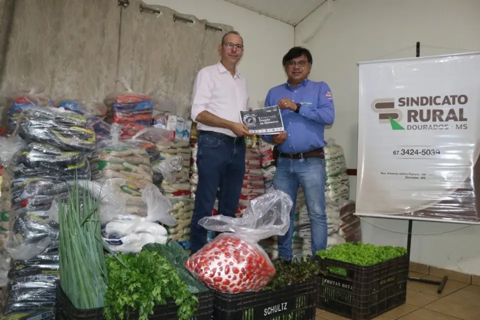 Sindicato Rural entrega 2 toneladas de alimentos para entidades assistenciais